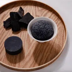 Натуральная очищающая губка для лица MAKANAI Simple and Silky Smooth Konnyaku Face Sponge (Древесный уголь)