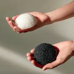 Натуральная очищающая губка для лица MAKANAI Simple and Silky Smooth Konnyaku Face Sponge (Древесный уголь)